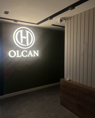 Olcan Hukuk Bürosu girişindeki ışıklı logo